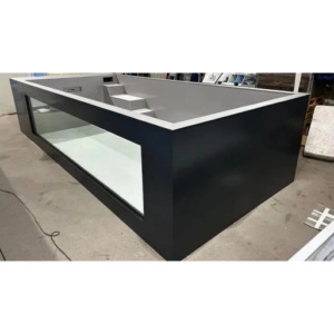 Piscina de polipropileno de 6,5m x 2,5m y dotada de ventanal de 4m de ancho